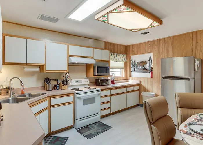 Near Route 66, Family Fun & Lakes! Holiday home