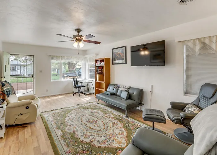 Holiday home Near Route 66, Family Fun & Lakes!