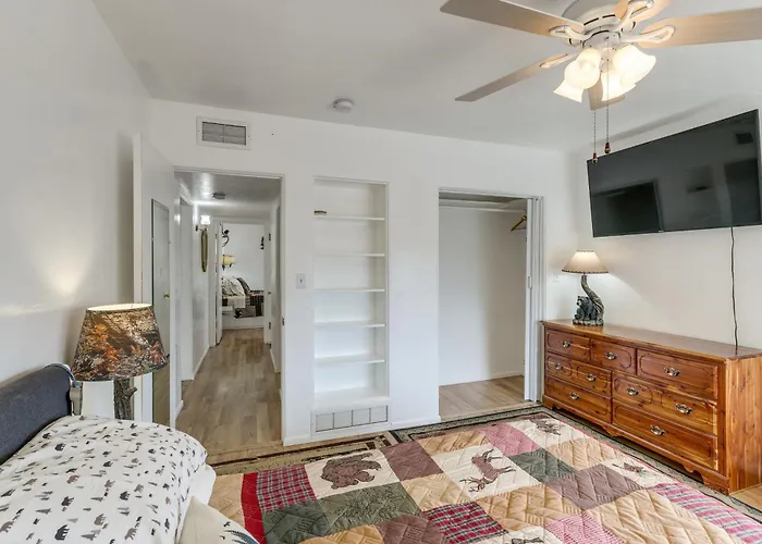 Holiday home Near Route 66, Family Fun & Lakes!