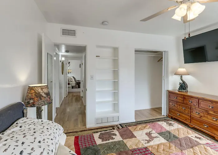 Holiday home Near Route 66, Family Fun & Lakes!